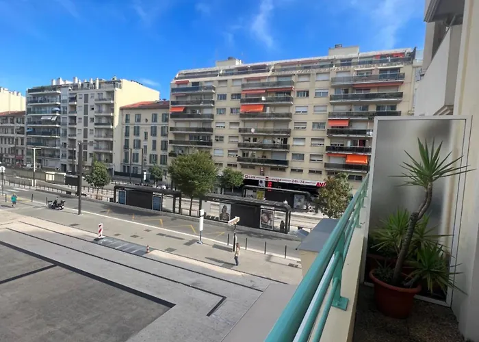 La Terrasse De Palais Des Arts